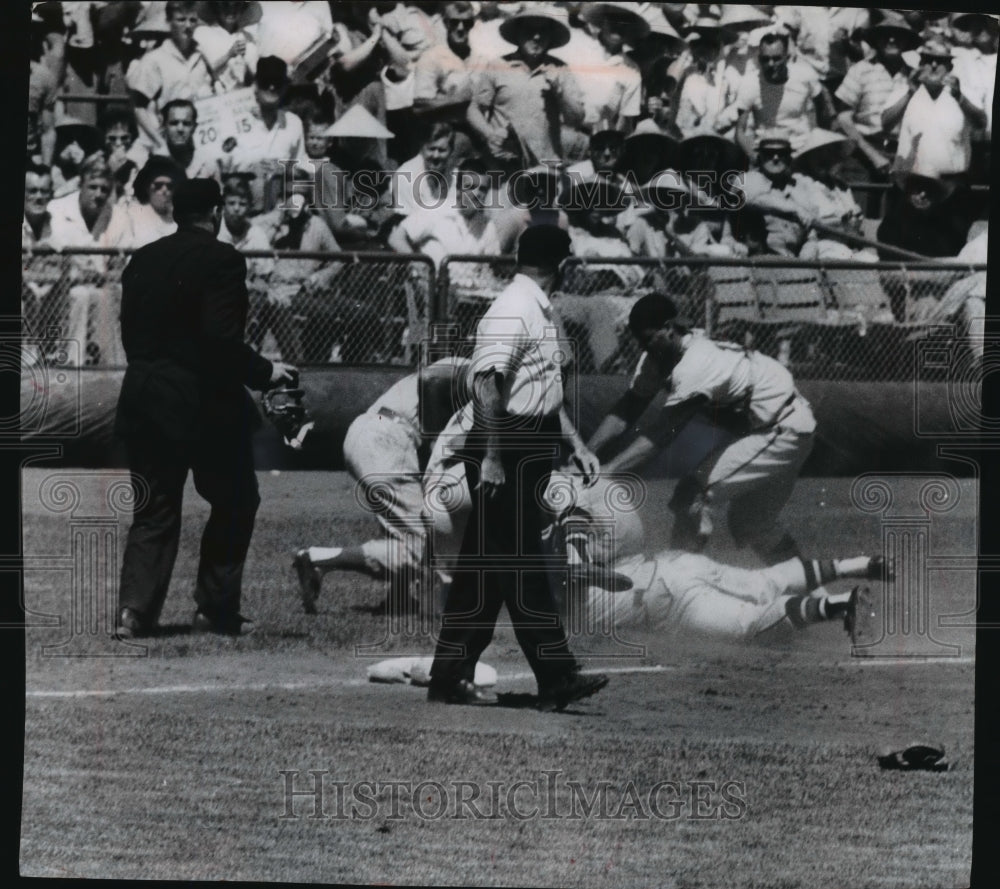 1961 Press Photo Fight During Milwaukee Braves vs. Cincinnati Reds Baseball Game- Historic Images