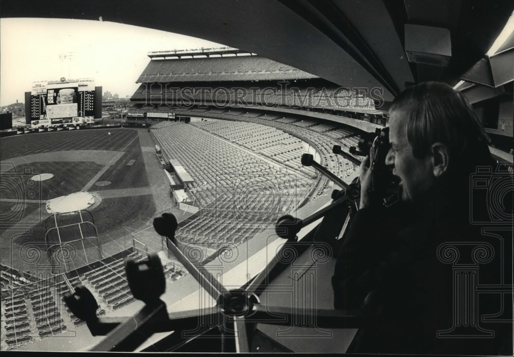 1988 Press Photo Jack Pelisek taking pictures of Shea Stadium from press box- Historic Images