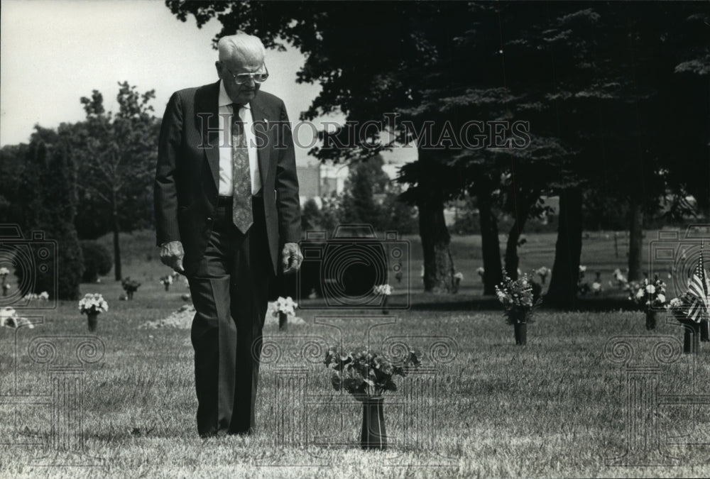 1992 Press Photo Salesman Fred Rice at Wisconsin Memorial Park Burial Plots- Historic Images