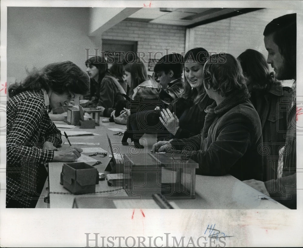 1976 Press Photo Animal lovers select pets to adopt Wisconsin Humane Society- Historic Images