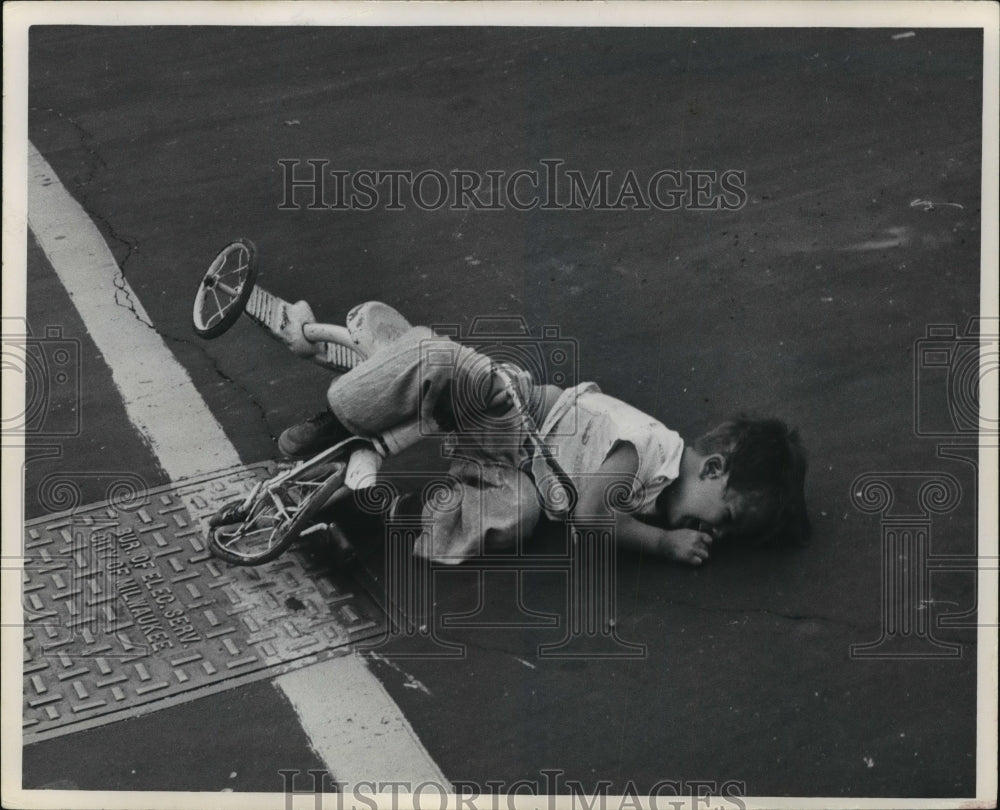 1959 Press Photo Daniel Kleppin, Boy &amp; Tricycle Hit by Car in Milwaukee Wiconsin- Historic Images