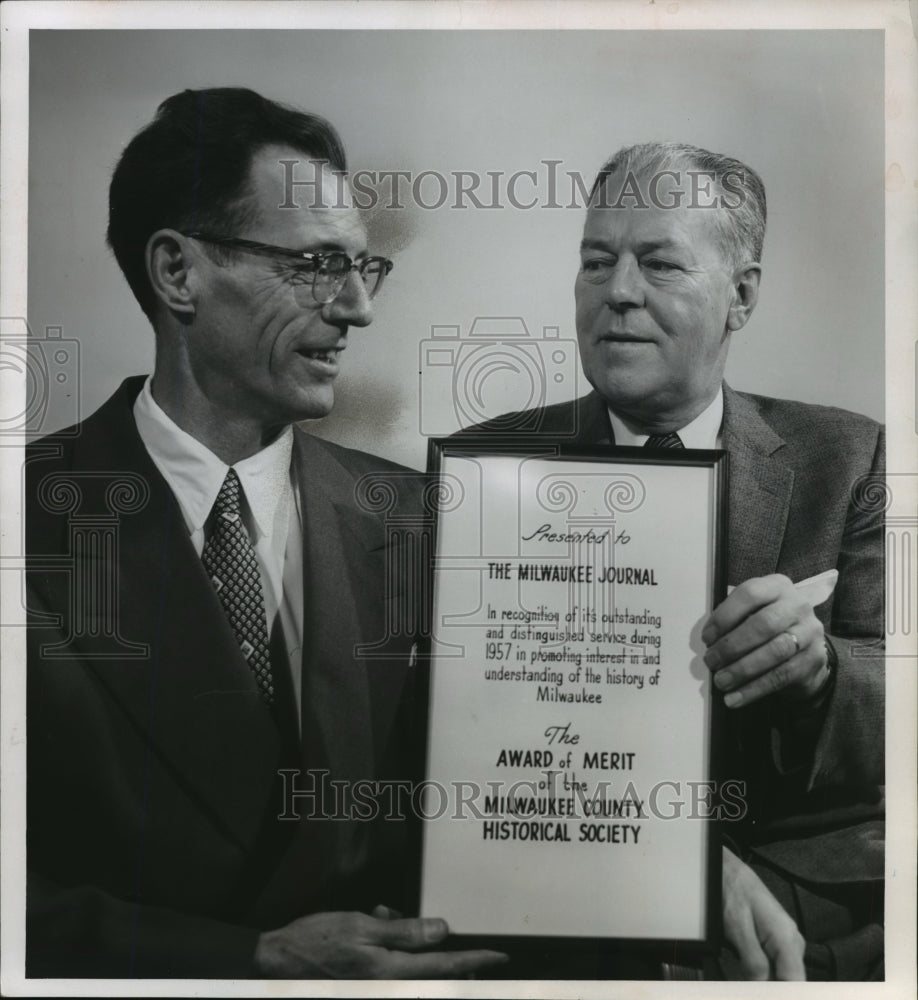 1958 Press Photo Courtland Conlee receives plaque honoring Milwaukee Journal- Historic Images