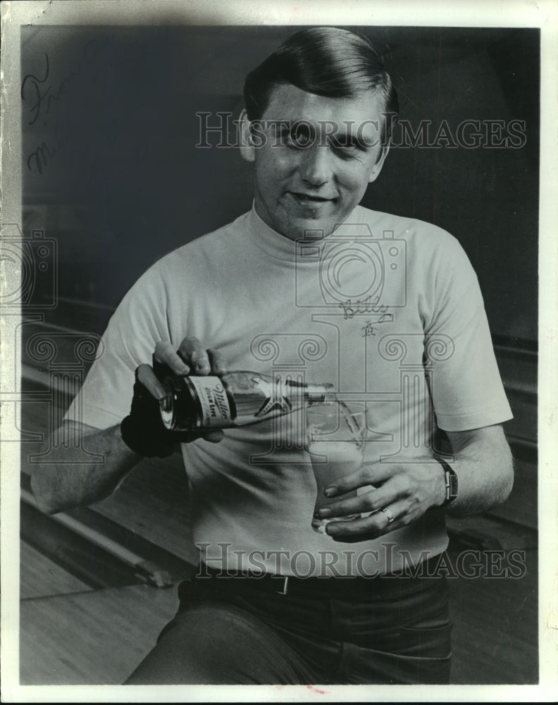 1979 Press Photo Bowler Billy Hardwick during a Miller beer - mja84170- Historic Images