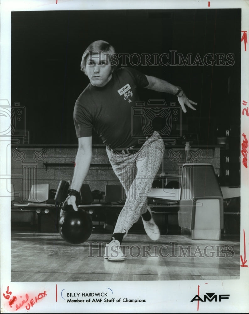 1981 Press Photo Bowler Billy Hardwick, letting go of the ball - mja84172- Historic Images