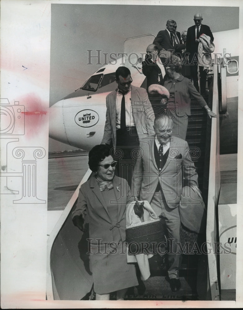 1968 Press Photo Fred Haney and wife Florence getting of plane in Milwaukee- Historic Images