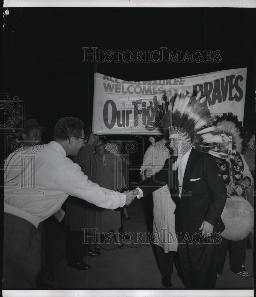 1956 Press Photo Braves&#39; manager Fred Haney, wearing Indian headdress, baseball- Historic Images