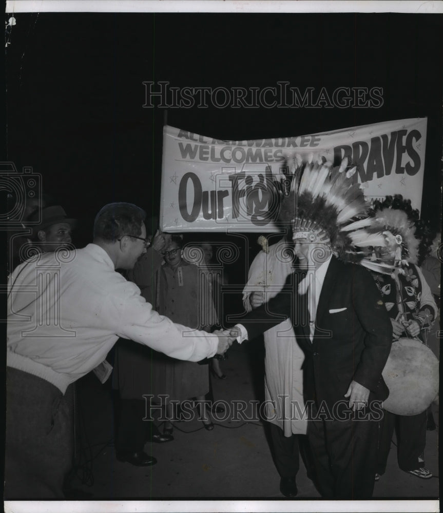 1956 Press Photo Braves' manager Fred Haney, wearing Indian headdress, baseball- Historic Images