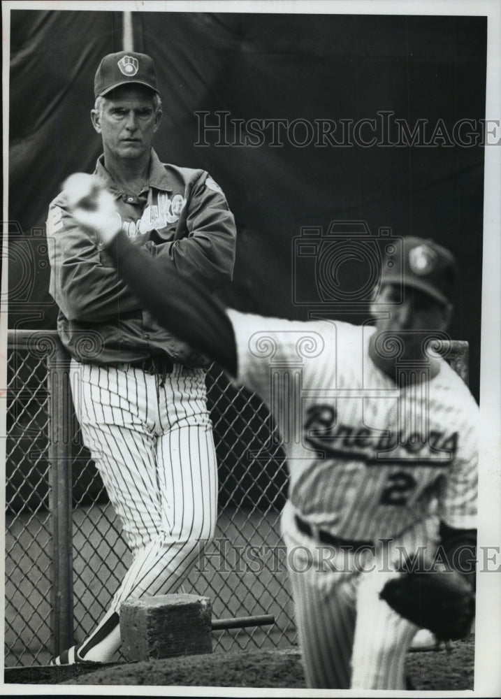 1990 Press Photo pitcher Tom Filer gets a workout from coach Larry Haney- Historic Images
