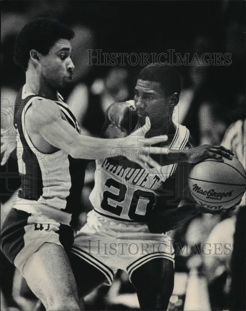 1985 Press Photo trying to pass around Lehigh&#39;s Vernon Doswell is Mandy Johnson- Historic Images