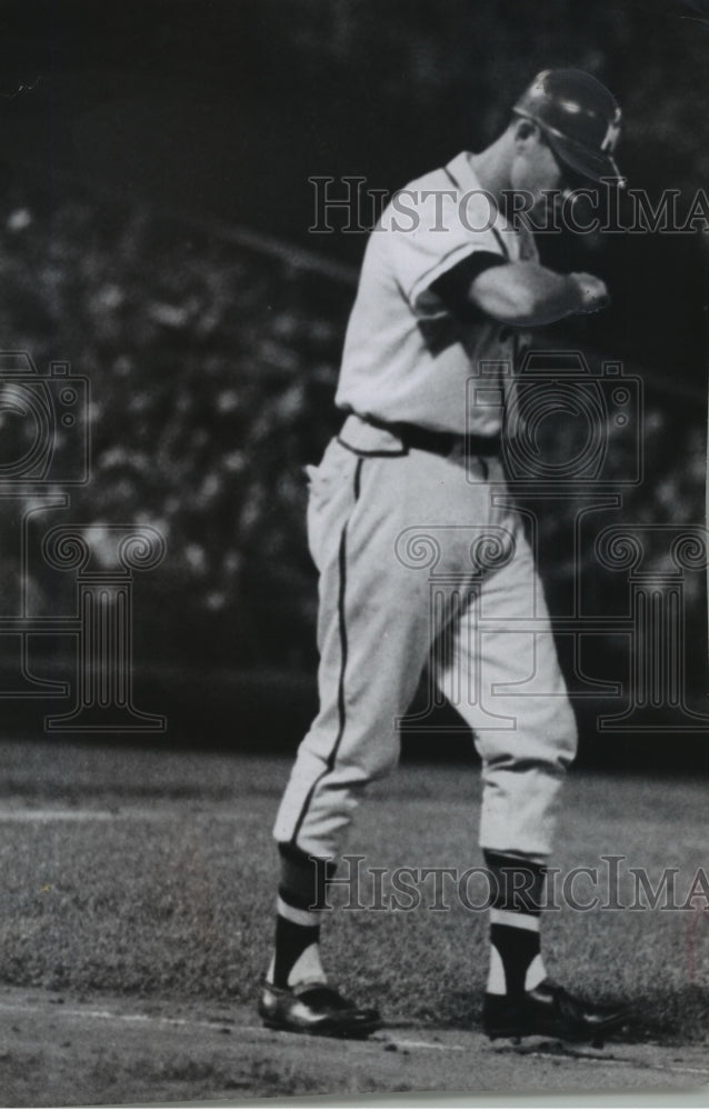 1958 Press Photo Joe Adcock, Milwaukee Braves, examines wirst after hit by pitch- Historic Images