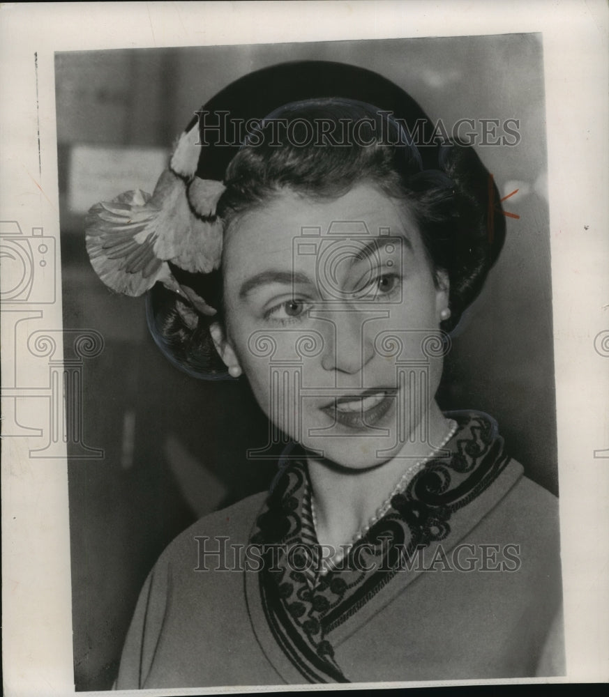 1954 Press Photo Queen Elizabeth of Britain at Handicrafts Exhibit- Historic Images