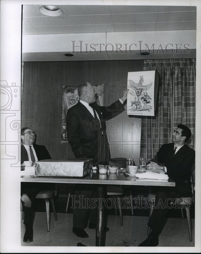 1966 Press Photo C.R. Conlee, (center) Journal employee. - Historic Images