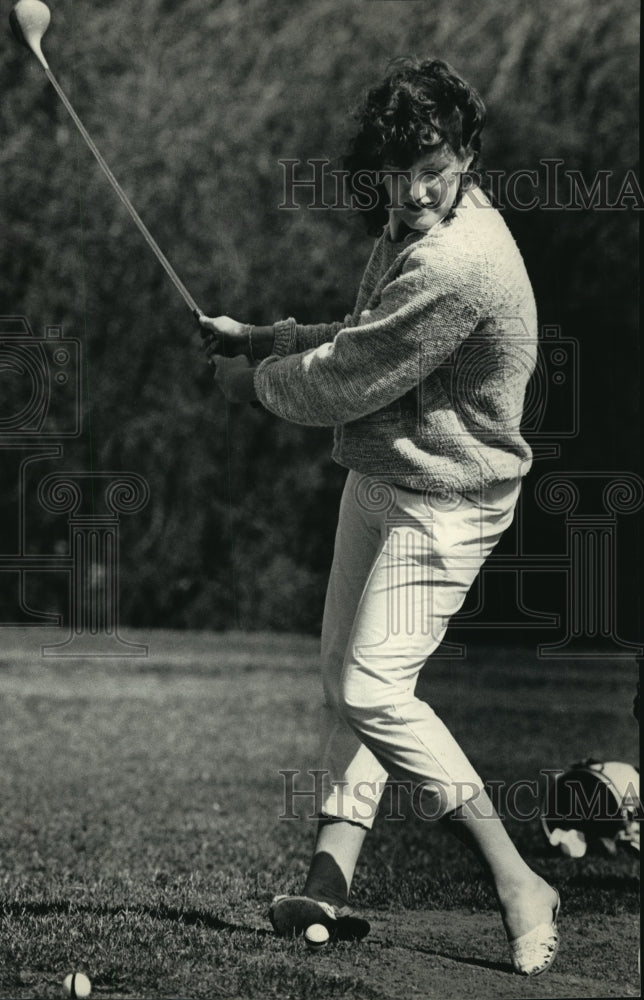 1987 Press Photo Michelle Saut Playing Golf at Wisconsin Lutheran High School- Historic Images