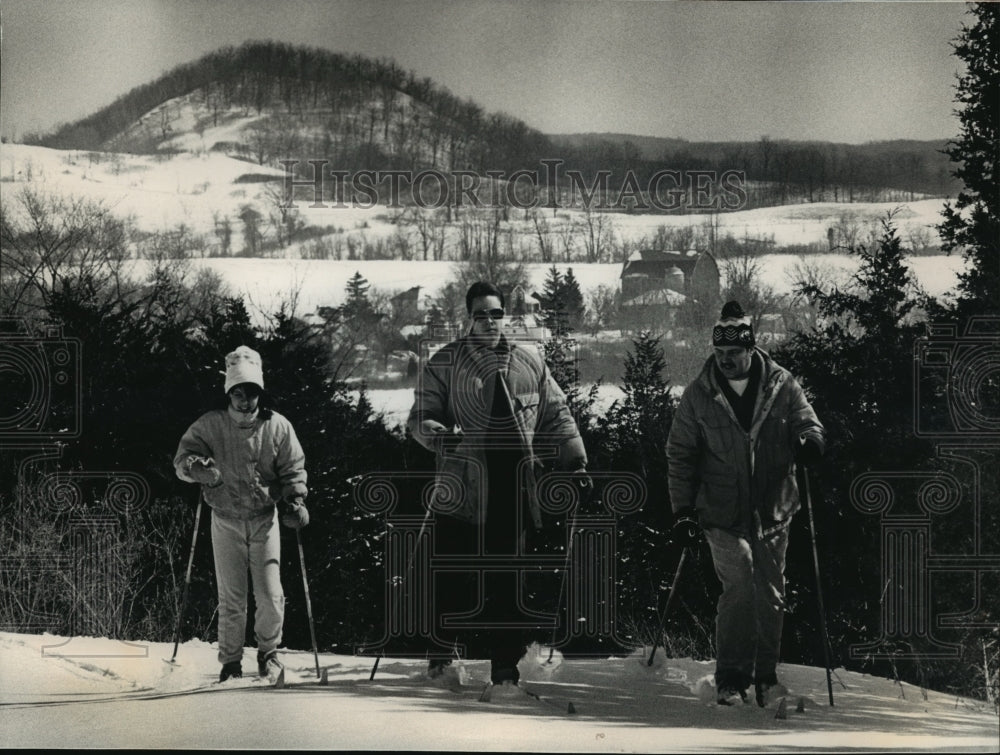 1989 Press Photo Sonja, Paul &amp; Jussi Lehti Skiing in Kettle Moraine State Forest- Historic Images