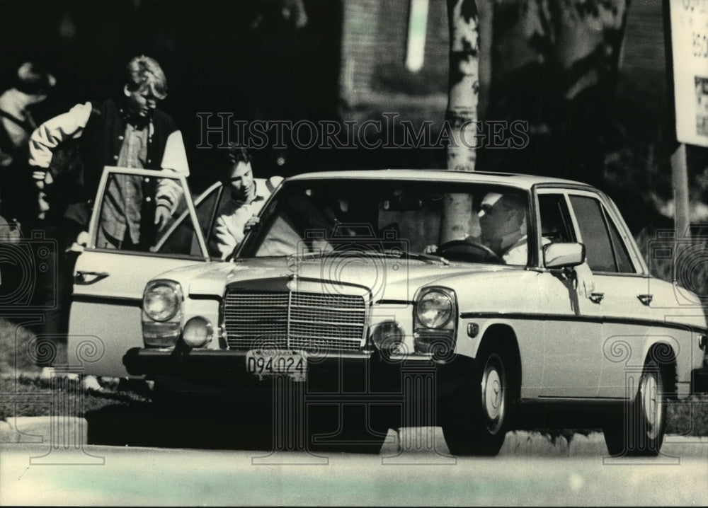 1936 Press Photo Thomas Zablocki Picking Up Sons at Marquette High School