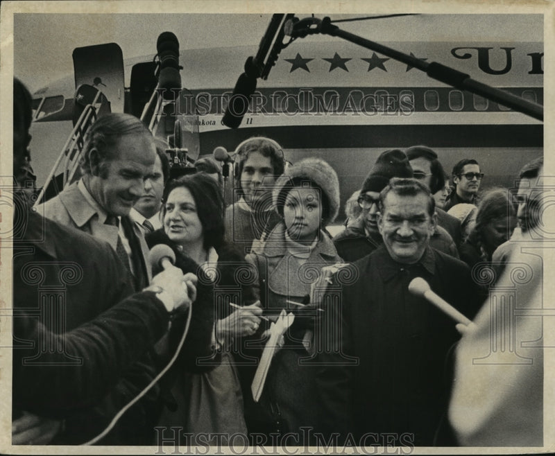 Load image into Gallery viewer, 1972 Press Photo Senator McGovern met by Clement Zablocki at Mitchell Field
