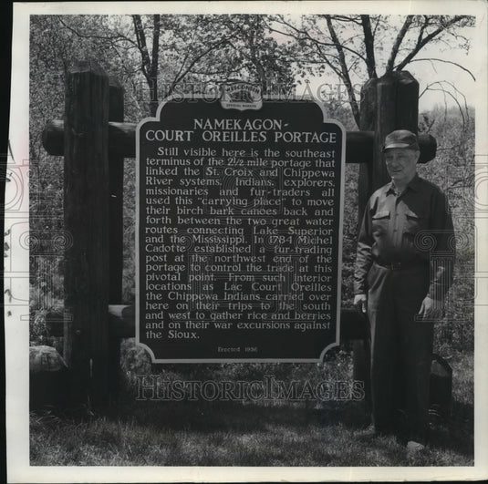 1961 Press Photo Lyman Williamson stands near roadside marker on highway 27- Historic Images