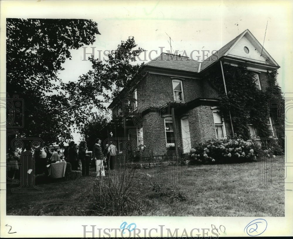 1985 Press Photo Tourists outside Miller-Mattausch home near Pragg, Wisconsin- Historic Images