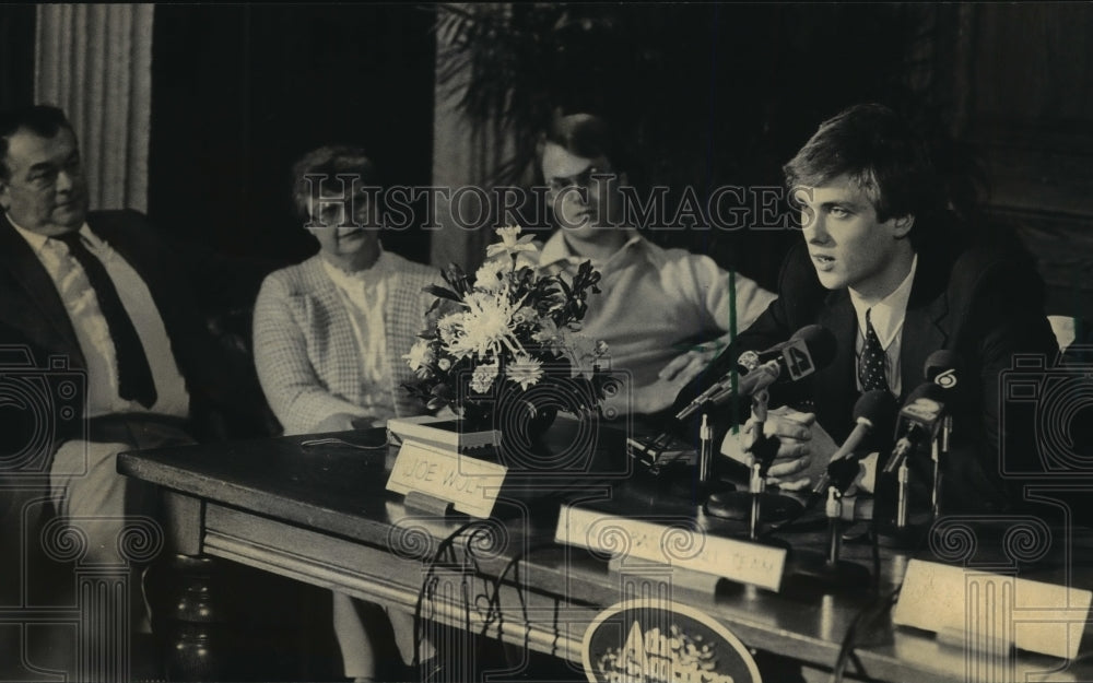 1983 Press Photo Basketball-Joe Wolf at Kohler says he will play for Tar Heels- Historic Images