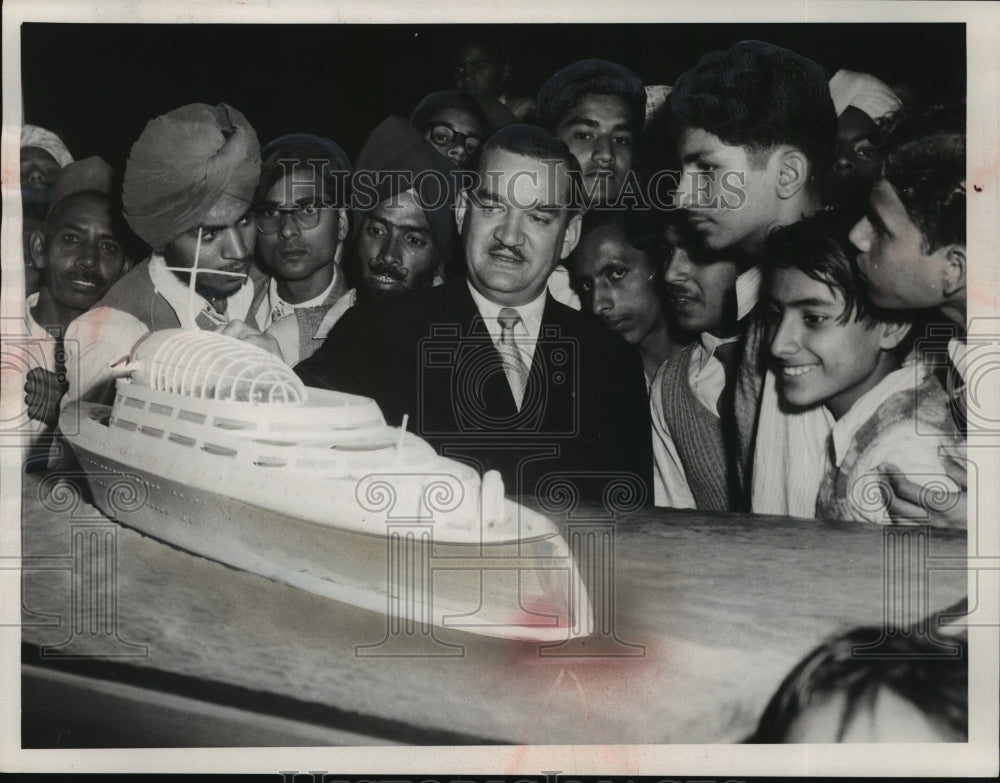 1955 Press Photo Representative Zablocki at New Delhi Industrial Fair- Historic Images