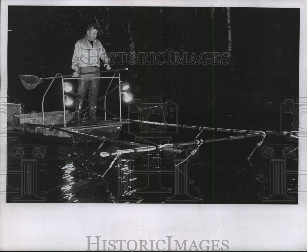 1960 Press Photo Lary Morehouse, Woodruff Fisherie Supervisor With Net- Historic Images