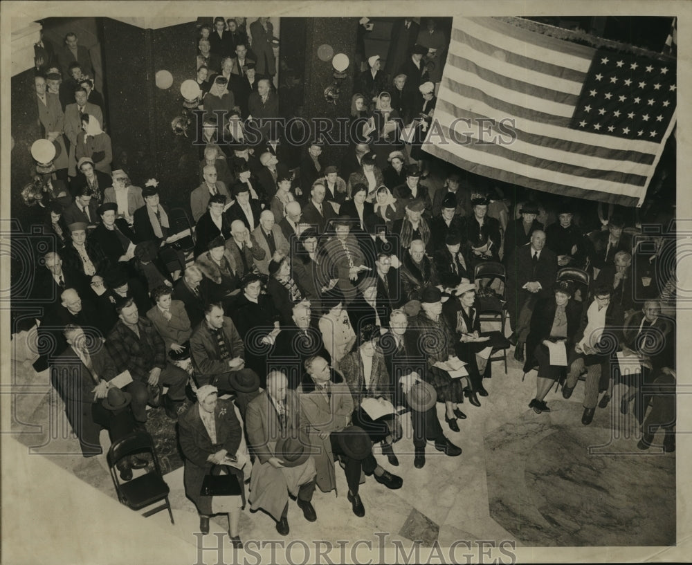 1948 Press Photo Citizens observing the centennial of Wisconsin, under U.S. flag- Historic Images