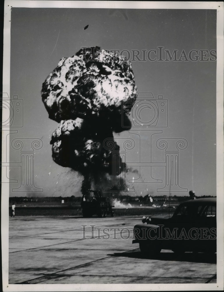 1948 Press Photo Droppable Fuel Tank (Fire Bomb) Explosion by US Air Force- Historic Images