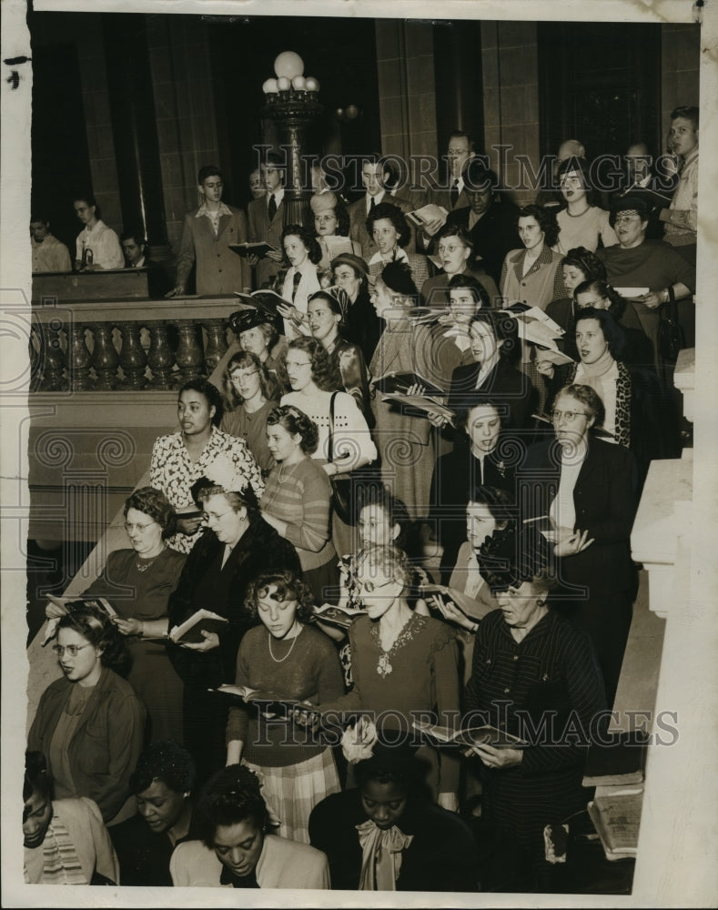 Load image into Gallery viewer, 1948 Press Photo Madison Massed Choirs Singing at Wisconsin Centennial
