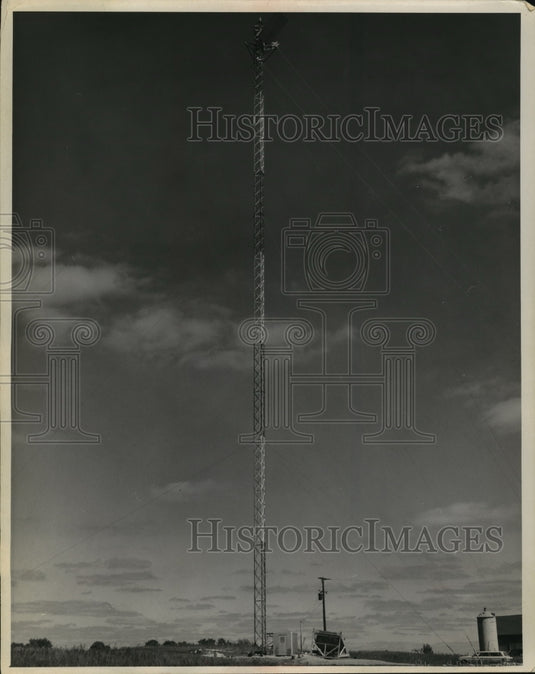 1951 Press Photo 200 foot tower in the town of Osborne built by Wisconsin Bell- Historic Images