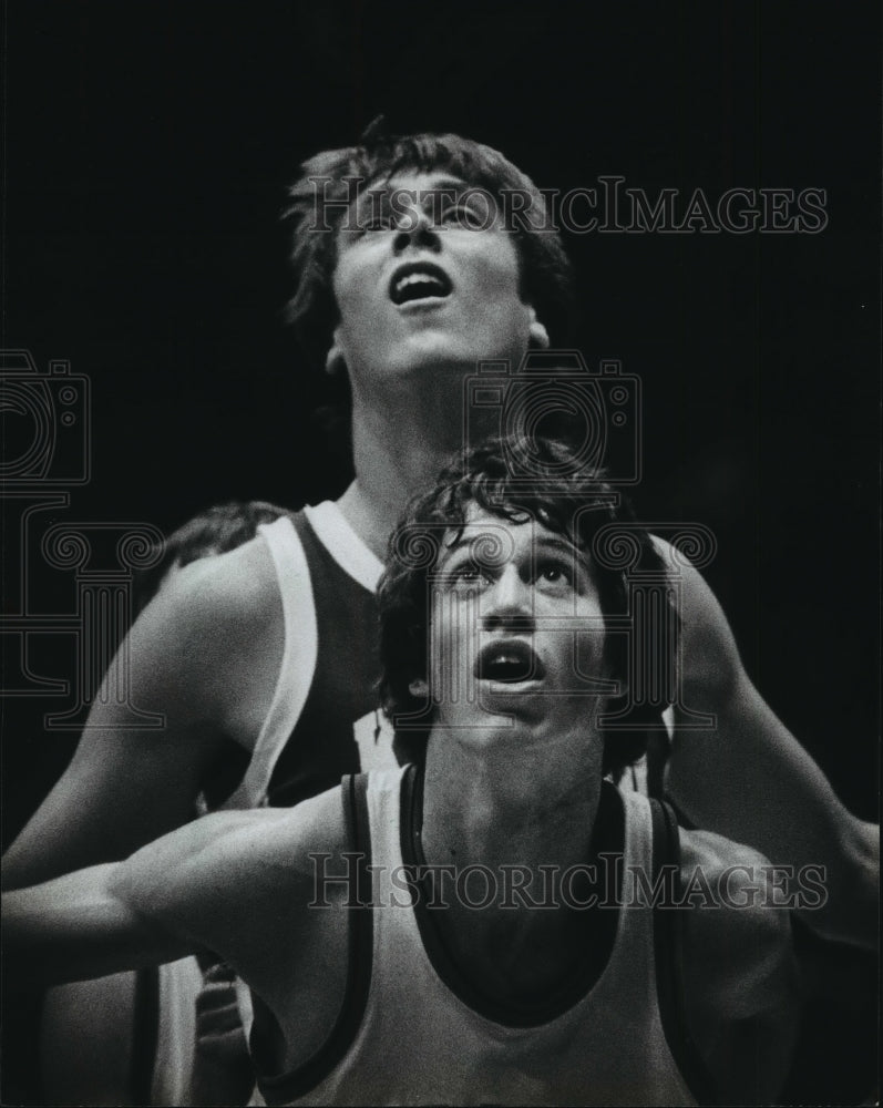 1983 Press Photo Joe Wolf in Basketball Game towers over Jim Furger - mja86164- Historic Images