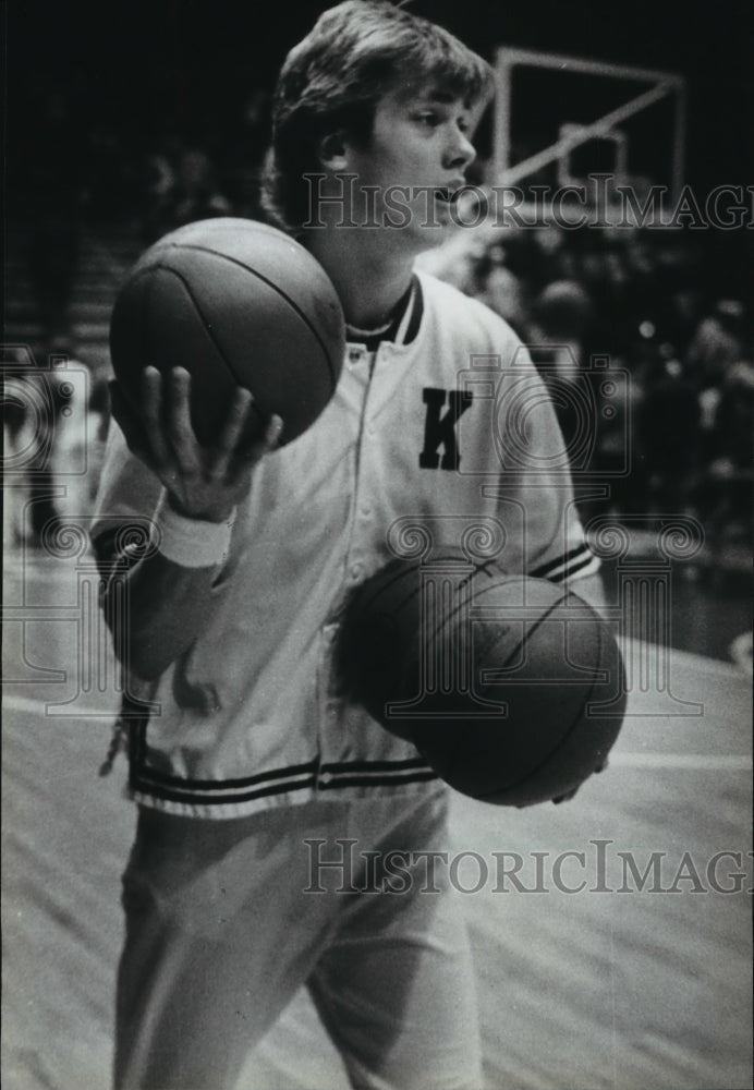 1983 Press Photo Joe Wolf carrying basketballs to the court - mja86166- Historic Images