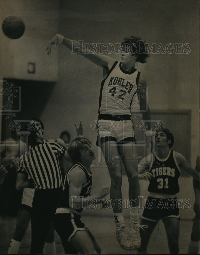 1982 Press Photo Joe Wolf blocked a Howards Grove shot, Milwaukee, Wisconsin- Historic Images