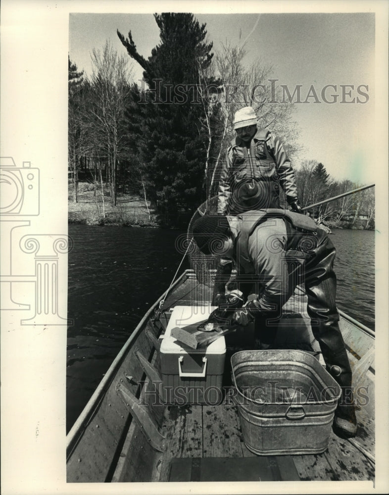 1988 Press Photo Jim Kreitlow measures walleye with Norm Dunbar- Historic Images