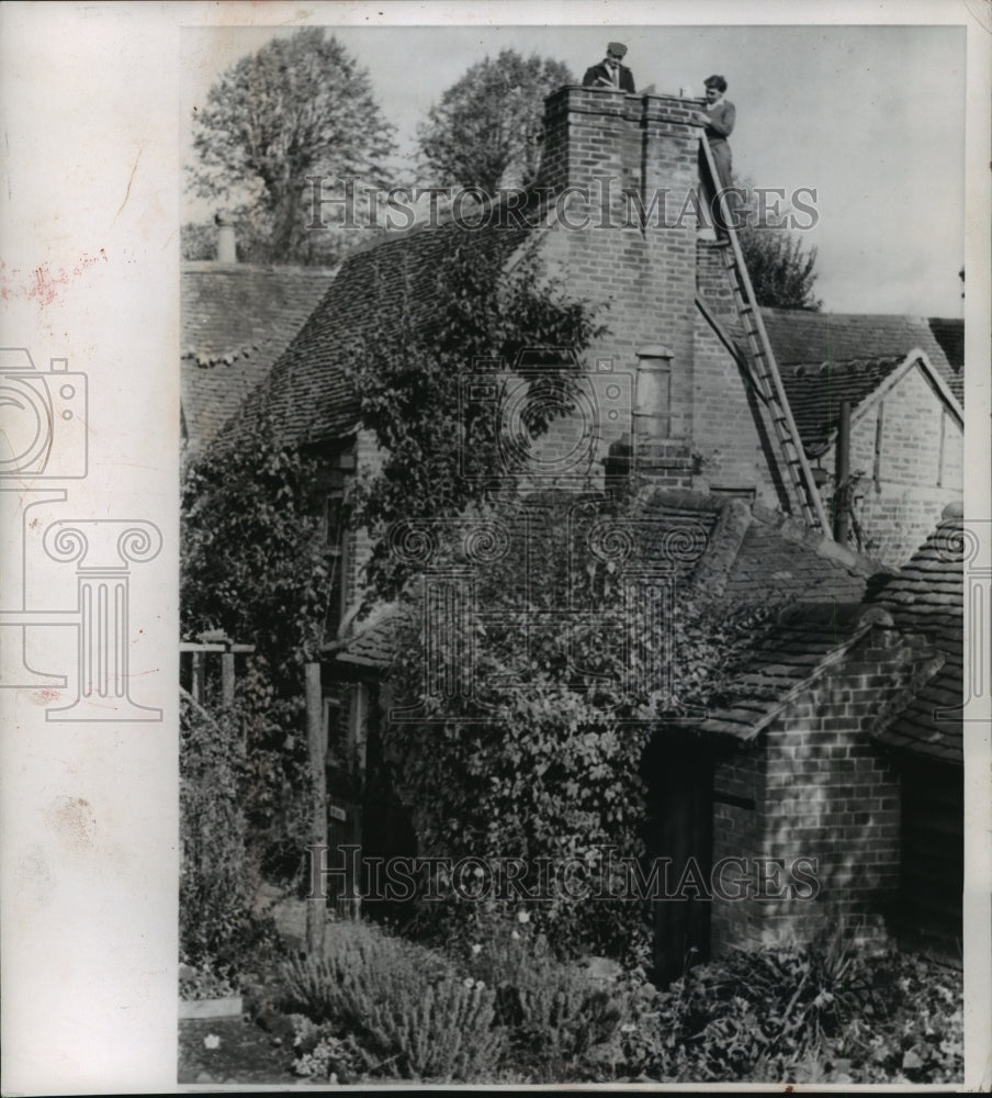 1959 Press Photo Workmen at cottage where John Milton wrote &quot;Paradise Lost&quot;- Historic Images