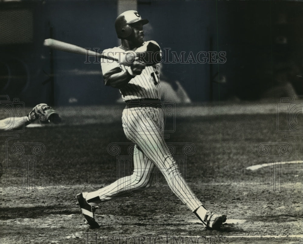 1980 Press Photo Cecil Cooper of Milwaukee Brewers Baseball Hitting Home Run- Historic Images