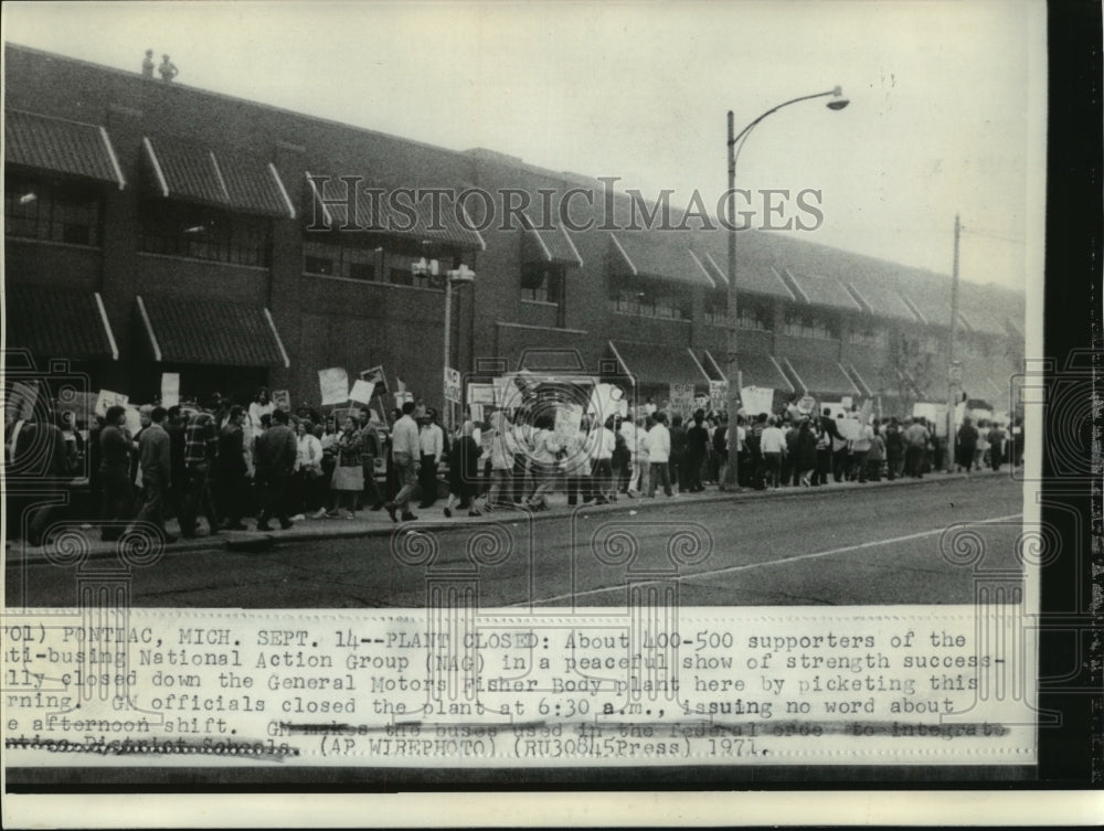 1971 Press Photo National Action Group outside General Motors plant in Michigan