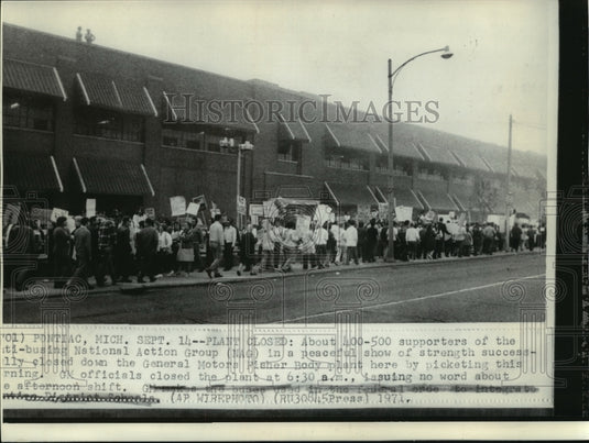 1971 Press Photo National Action Group outside General Motors plant in Michigan