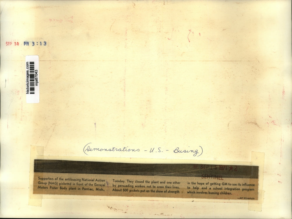 1971 Press Photo National Action Group outside General Motors plant in Michigan