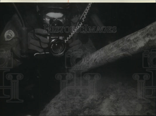 1990 Press Photo Scuba Diver Jim Stayer explores Lake Huron and North Star wreck- Historic Images