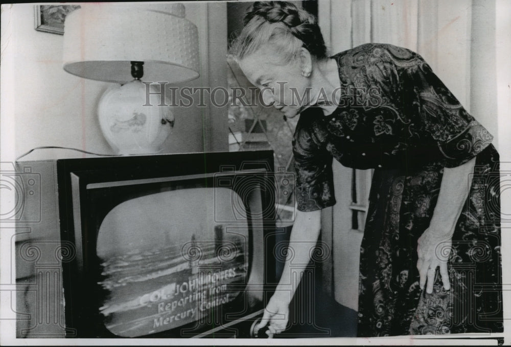 1963 Press Photo astronaut's mother Mrs. Hattie Cooper watches her son take off- Historic Images