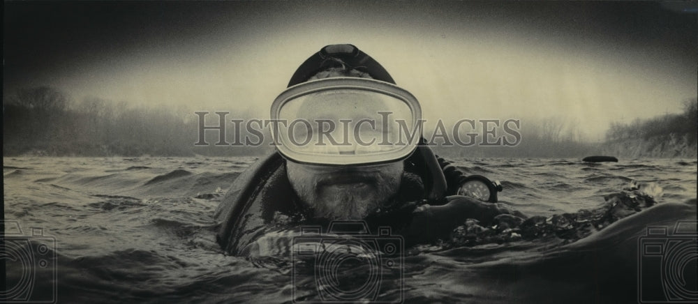 1983 Press Photo Richard Coulson during diving class at Quarry Lake Park- Historic Images