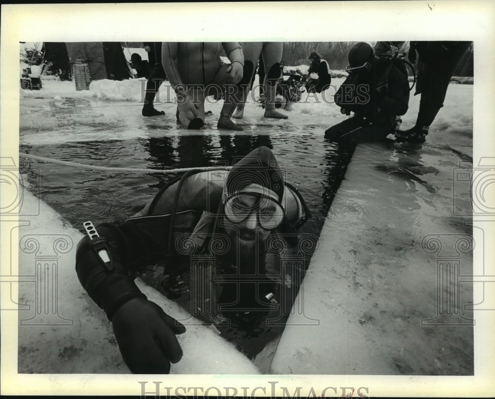 1984 Press Photo Dive USA instructor Tony McGowan trains in icy water at Mequon- Historic Images