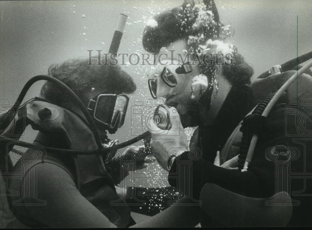 1982 Press Photo Bennett Academy of Skin and Scuba divers practice buddy breathe- Historic Images