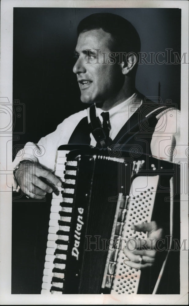 1962 Press Photo Accordionist- Dick Contino opened Monday at Holiday House- Historic Images