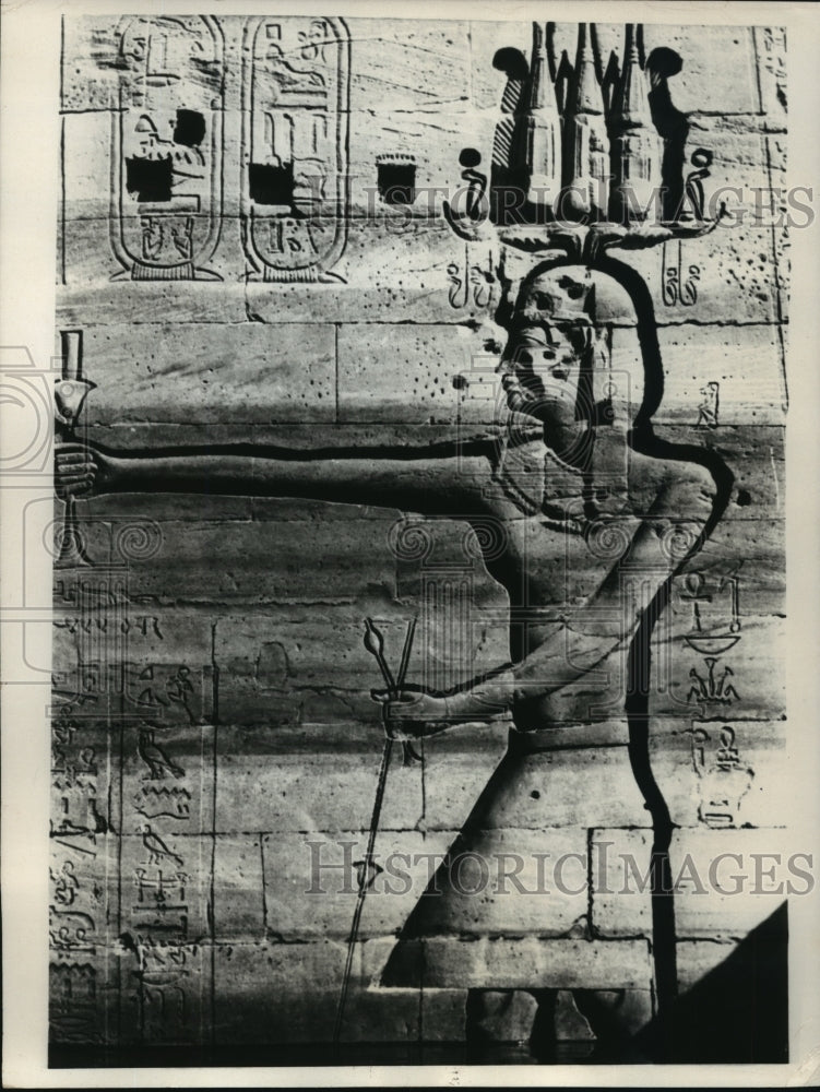 1972 Press Photo Ancient Egyptian Carving at Temple of Isis - mja87323