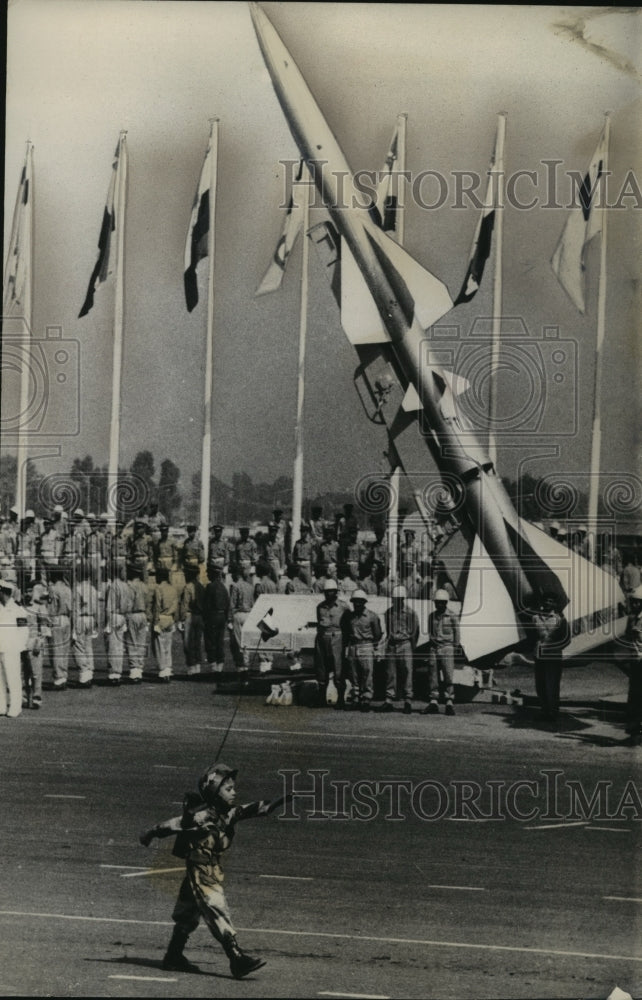 1965 Press Photo Mascot of United Arab Republic armed forces marches in Parade- Historic Images