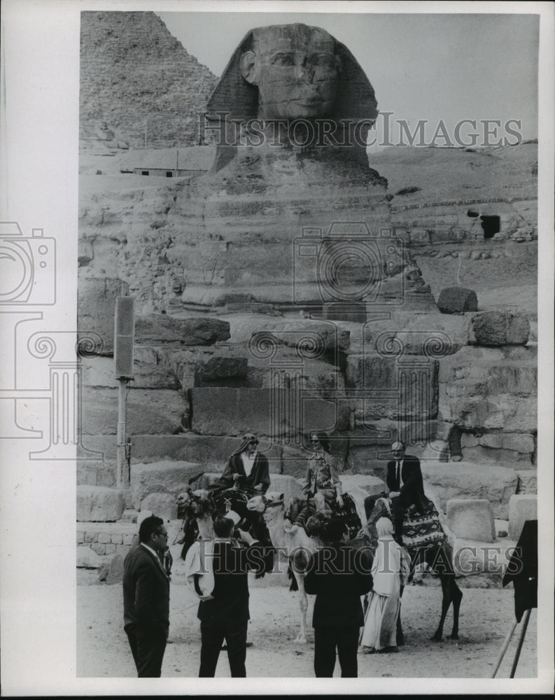 1969 Press Photo Tourists Pose on Camels in Front of Sphinx- Historic Images