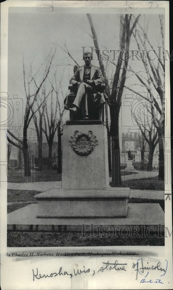 1952 Press Photo Abraham Lincoln Statue in Kenosha Wisconsin - mja87728