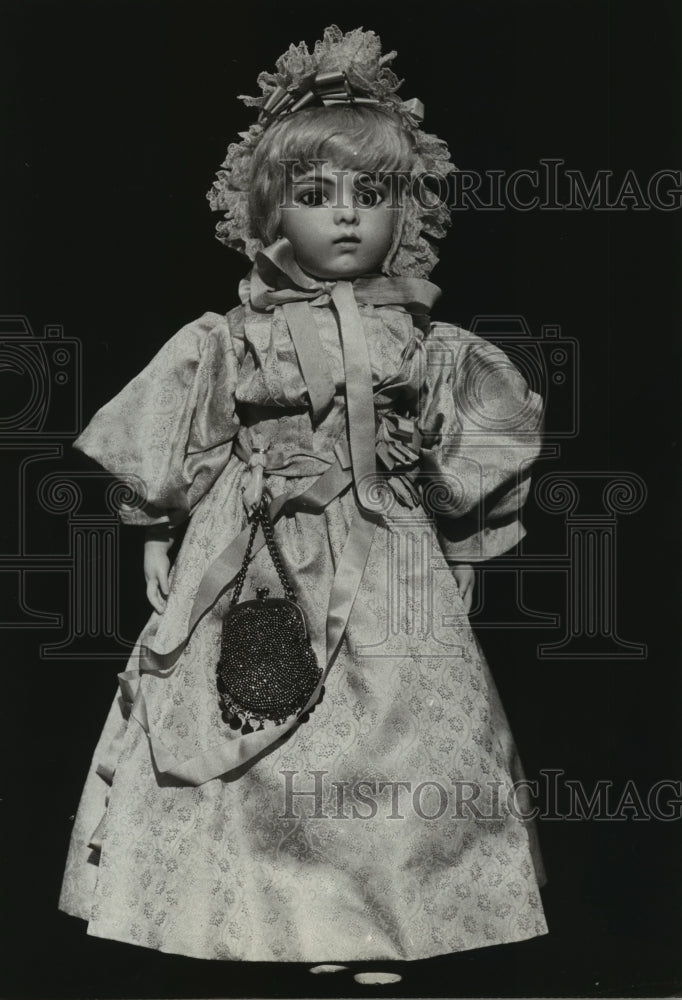 1982 Press Photo Doll Auctioned at the Milwaukee Auction Gallery - mja87754- Historic Images