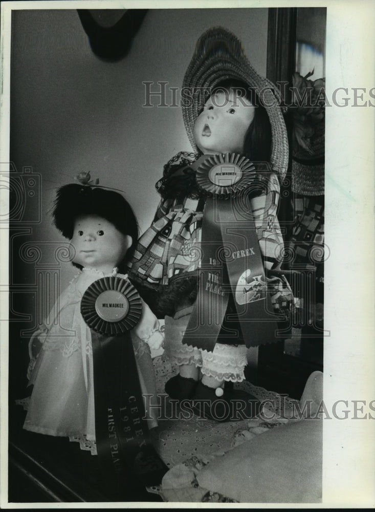 1982 Press Photo Linda Webb Creates Prize Dolls at the Cerex Midwestern Show- Historic Images